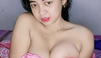 Pratiwi Pamer Memek