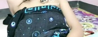 NESSIE Ngangkang HOT Colok Memek