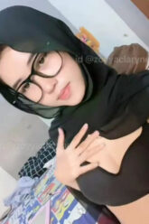 YUMA Hijab Polos Tapi Brutal Ngocok Memek