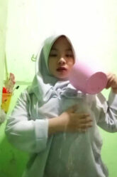 PELAJAR Hijab Horny Di Kamar mandi.jpg